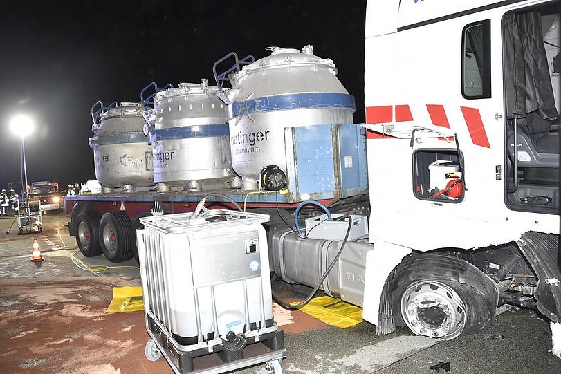 Der Gefahrguttransporter schob erste den Pannen-BMW auf die Böschung und prallte dann gegen die Mittelleitplanke.