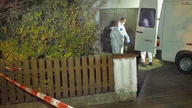 In der beschaulichen Gemeinde Altfraunhofen hat sich wohl eine Familientragödie ereignet. Die Bilder zeigen die Polizei am Tatort.