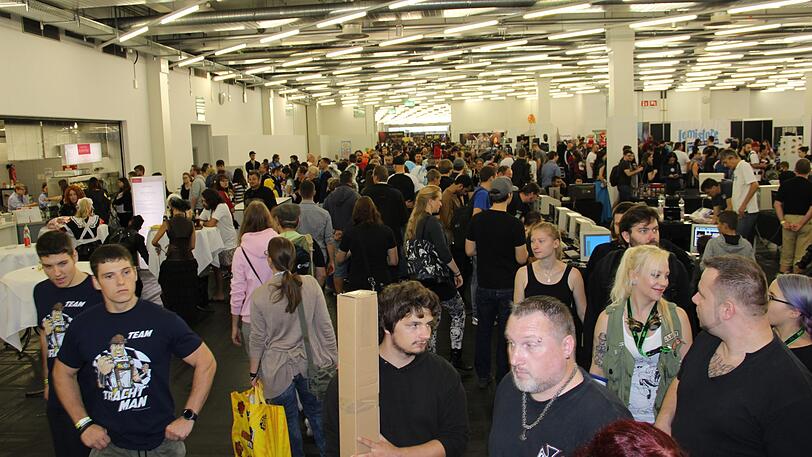 In den Gängen der Comic Con München drängen sich die Besuchermassen.