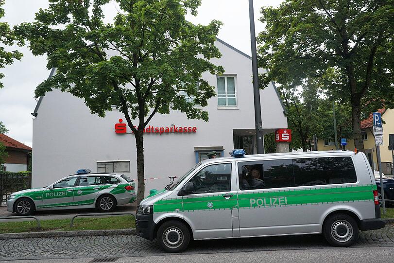 Die Polizei fahndet nach einem Überfall auf eine Stadtsparkasse nach dem Täter. Der Mann ist auf der Flucht.