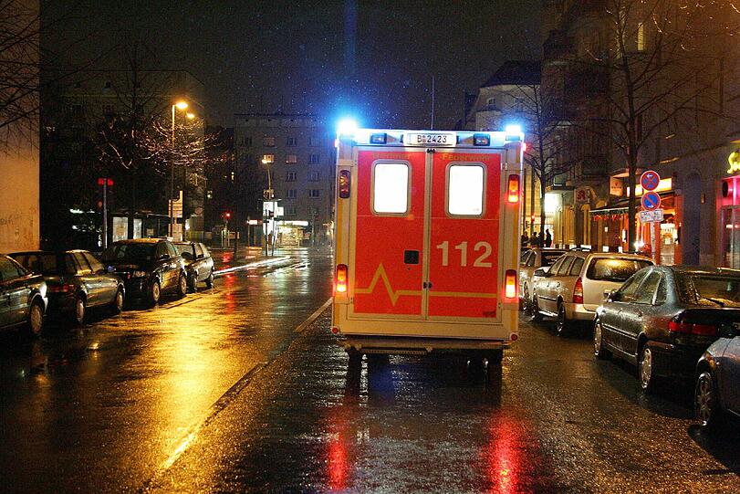 Rettungswagen mit Blaulicht &ndash; ein gewohntes Bild: Im Schnitt 490 Mal täglich rücken die Retter im Raum München aus.