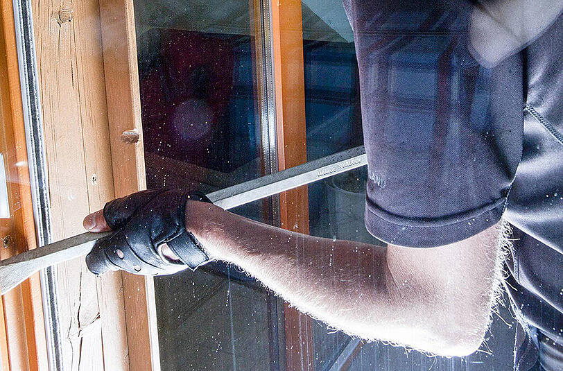 Der Täter hebelte die Balkontür aus, um in die Wohnung zu gelangen.