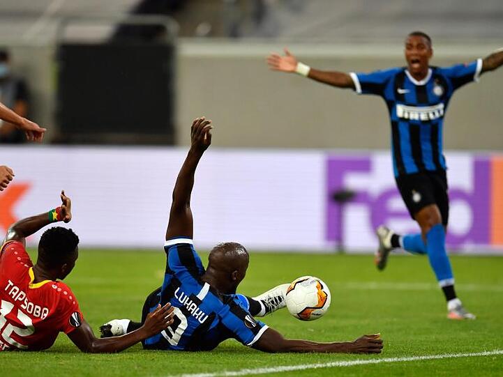 Inter-Starstürmer Romelu Lukaku (M.) erzielte das 2:0 im Liegen.
