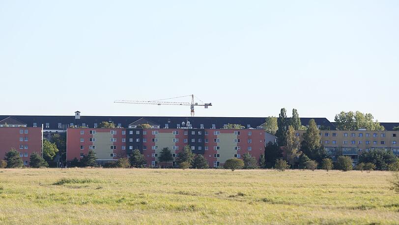 In der Siedlung "Nordhaide" an der Panzerwiese sind seit 2003 rund 2.500 Wohnungen entstanden, darunter viele Sozialwohnungen und 545 Plätze für Studenten. In der Siedlung "Nordhaide" an der Panzerwiese sind seit 2003 rund 2.500 Wohnungen entstanden, darunter viele Sozialwohnungen und 545 Plätze für Studenten.