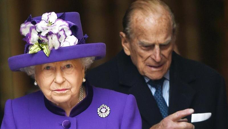 Früher als geplant: Königin Elizabeth II. und Prinz Philip haben sich nach Windsor Castle begeben. Früher als geplant: Königin Elizabeth II. und Prinz Philip haben sich nach Windsor Castle begeben.