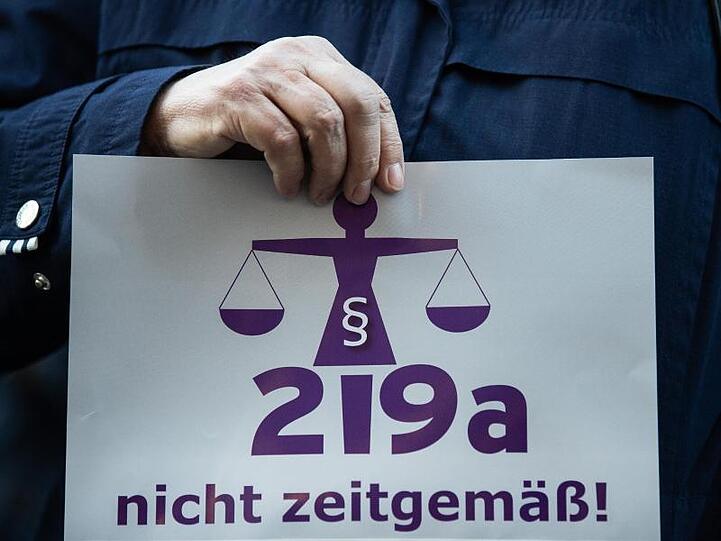 Durch die Vereinbarung in der Koalition zu Paragraf 219a sollen Schwangere sich leichter als bisher über die Möglichkeiten einer Abtreibung informieren können.