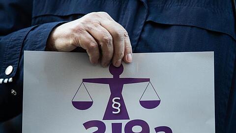 Durch die Vereinbarung in der Koalition zu Paragraf 219a sollen Schwangere sich leichter als bisher über die Möglichkeiten einer Abtreibung informieren können.