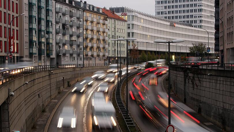Ausfahrt des Candidtunnels auf die Tegernseer Landstraße: Es hat Zeiten gegeben, da hat die Mehrheit im Stadtrat einen Tunnel gefordert, um den Verkehr am Ring in Giesing zu bewältigen. Das ist allerdings vorbei. (Archivbild)