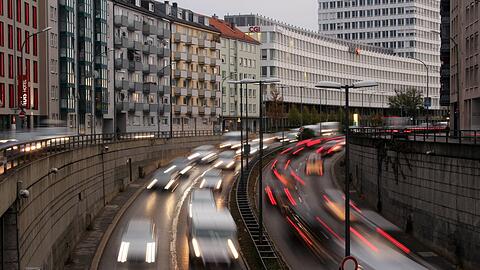 Ausfahrt des Candidtunnels auf die Tegernseer Landstraße: Es hat Zeiten gegeben, da hat die Mehrheit im Stadtrat einen Tunnel gefordert, um den Verkehr am Ring in Giesing zu bewältigen. Das ist allerdings vorbei. (Archivbild)