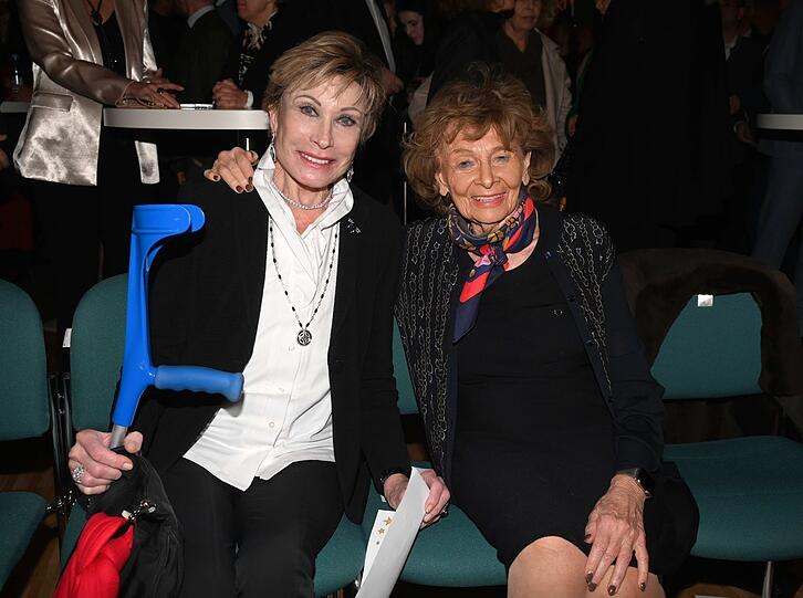 Antje-Katrin Kühnemann und Charlotte Knobloch (r.).