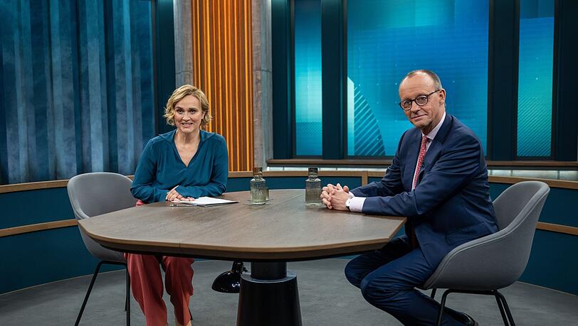 Moderatorin Caren Miosga mit ihrem ersten Gast, CDU-Chef Friedrich Merz, in ihrem neuen Studio Moderatorin Caren Miosga mit ihrem ersten Gast, CDU-Chef Friedrich Merz, in ihrem neuen Studio