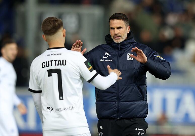 Trotz zuvor vier ungeschlagenen Spielen in Folge mit zehn Punkten bedeutet die Niederlage von Osnabrück für die Löwen um Julian Guttau (l.) und Trainer Patrick Glöckner einen herben Rückschlag im Kampf um den Klassenerhalt.