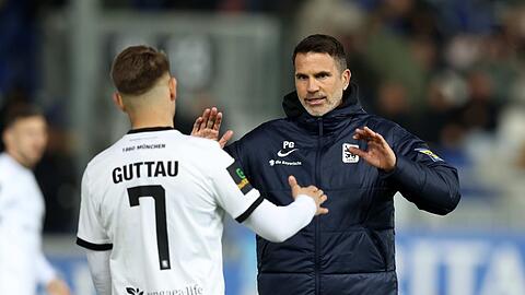 Trotz zuvor vier ungeschlagenen Spielen in Folge mit zehn Punkten bedeutet die Niederlage von Osnabrück für die Löwen um Julian Guttau (l.) und Trainer Patrick Glöckner einen herben Rückschlag im Kampf um den Klassenerhalt.