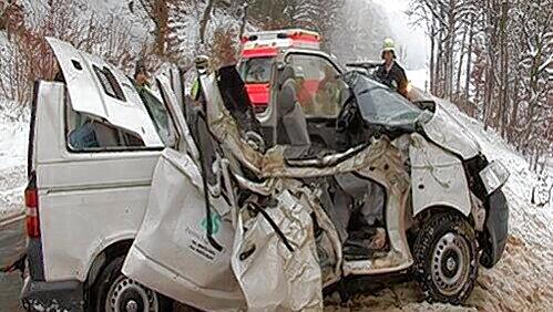 Ohne Winterreifen raste dieser VW-Bus bei Freising gegen einen Baum. Zwei Insassen sind schwer verletzt. Ohne Winterreifen raste dieser VW-Bus bei Freising gegen einen Baum. Zwei Insassen sind schwer verletzt.