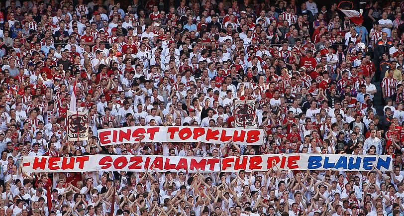 Bayern-Fans rasten beim Gladbach-Spiel aus: &bdquo;Wer den Blauen Millionen zuschiebt, hat unser Vertrauen nicht verdient. Hoeneß, du Lügner&ldquo;, war auf Plakaten zu lesen.