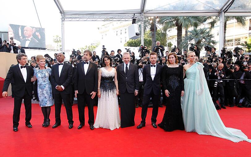 Bruce Willis, Eva Longoria, Diane Kruger und Edward Norton - dieses Familientreffen der Promis kann sich sehen lassen. Kein Wunder - Cannes hat begonnen. Mit dem Film "Moonrise Kingdom" eröffneten am Mittwoch die 65. Filmfestspiele.