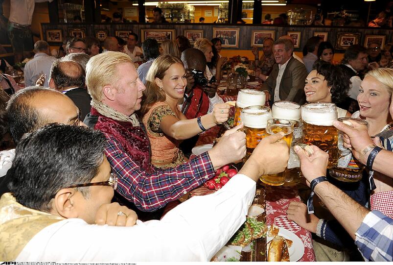 Boris Becker: So feiert die Tennis-Legende auf dem Oktoberfest 2013 mit seiner Familie. Die Bilder...