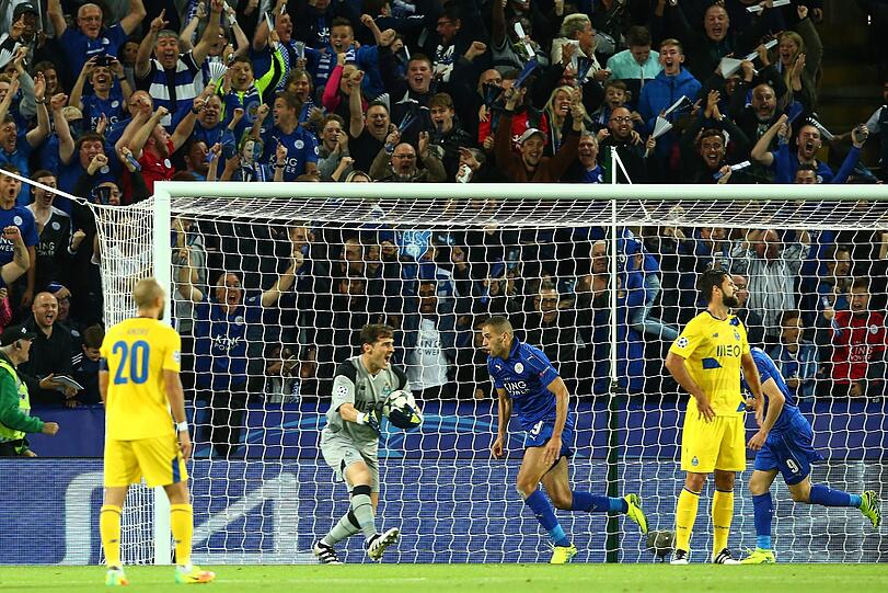 Islam Slimani trifft zum 1:0.