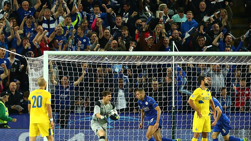 Islam Slimani trifft zum 1:0. Islam Slimani trifft zum 1:0.