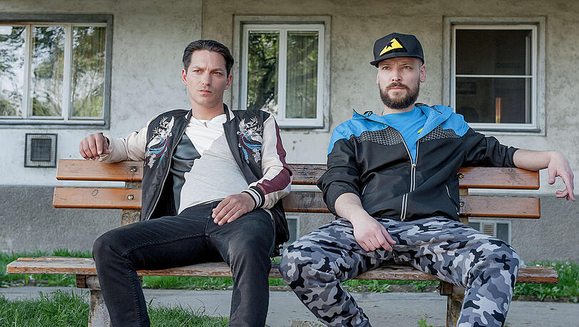 Benny (Faris Rahoma, l.) und Marko (Aleksandar Petrovic) überlegen, wie sie aus der Sache rauskommen. Benny (Faris Rahoma, l.) und Marko (Aleksandar Petrovic) überlegen, wie sie aus der Sache rauskommen.