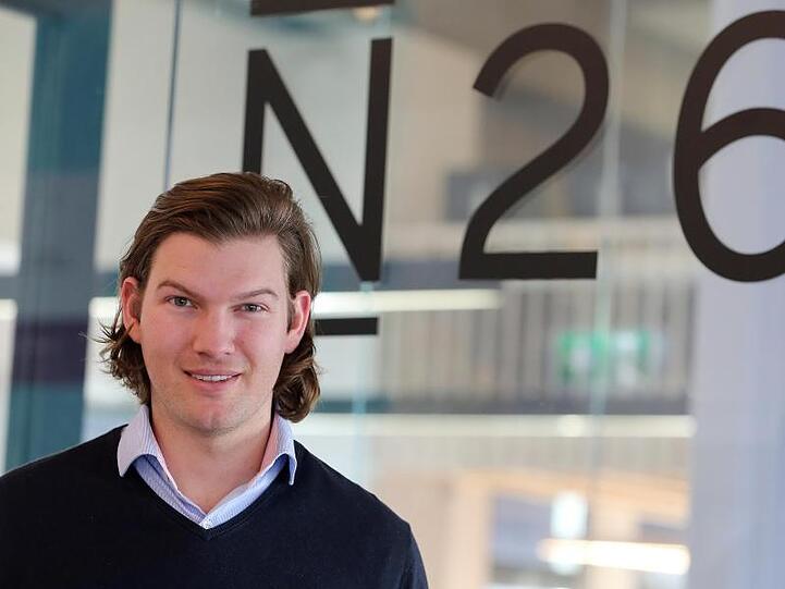 Der Gründer der N26 Bank, der Wiener Valentin Stalf, steht in den Geschäftsräumen des Unternehmens. Die deutsche Smartphone-Bank N26 hat ihr Geschäft auf die USA ausgedehnt.