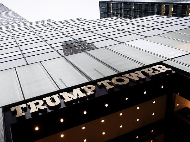 Der Trump Tower an der 5th Avenue. Aus zwei Wohnungen seien Schmuckstücke im Gesamtwert von 353.000 Dollar (rund 329.999 Euro) gestohlen worden.