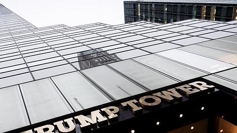 Der Trump Tower an der 5th Avenue. Aus zwei Wohnungen seien Schmuckstücke im Gesamtwert von 353.000 Dollar (rund 329.999 Euro) gestohlen worden.