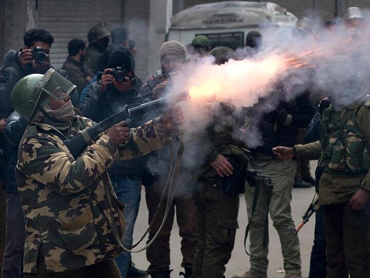 Ein indischer Soldat feuert in Srinagar bei einem Protest gegen Razzien durch den indischen Geheimdienst in Kaschmir eine Tränengasgranate ab.