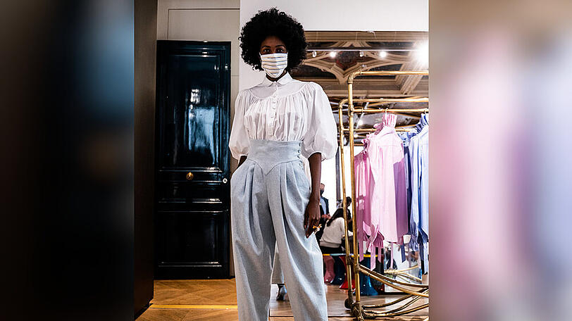 Ein Model der Prune-Goldschmidt-Show auf der Paris Fashion Week