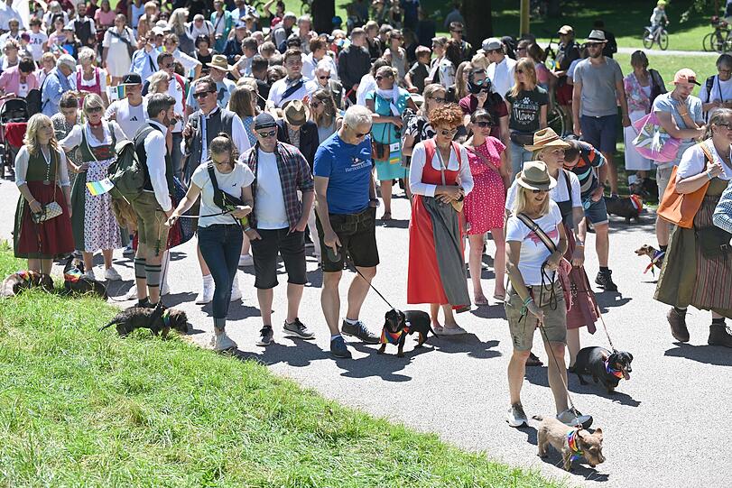 Menschen und Dackel laufen bei einer Parade im Rahmen des Festivals des Spiels, des Sports und der Kunst zum 50-jährigen Jubiläum der Olympischen Spiele in München mit. Die Parade lief vom Kunstareal bis zum Olympiapark.