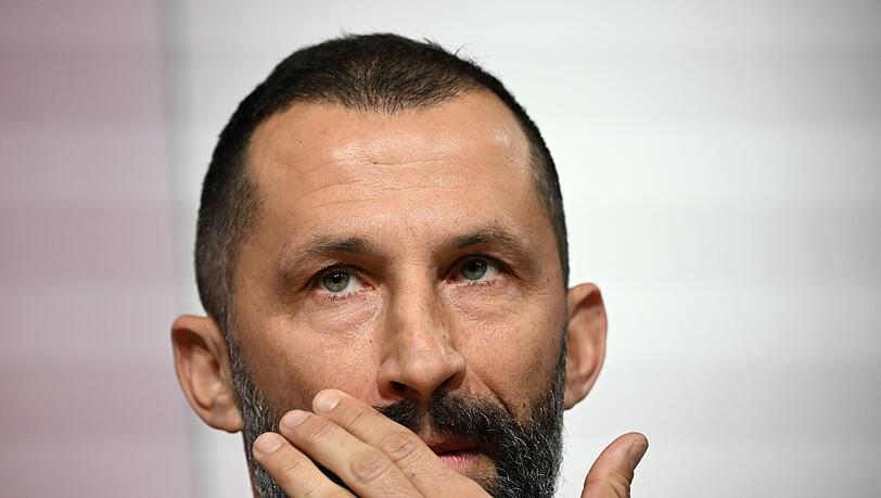 Sportvorstand Hasan Salihamidzic bei einer Pressekonferenz nach dem Trainerwechsel beim FC Bayern München.