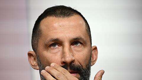 Sportvorstand Hasan Salihamidzic bei einer Pressekonferenz nach dem Trainerwechsel beim FC Bayern München.