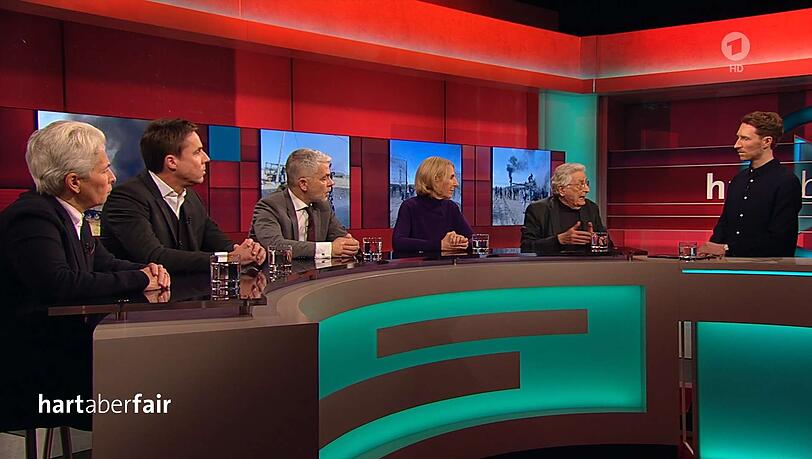 Marie-Agnes Strack-Zimmermann (FDP), Journalist Markus Feldenkirchen, Sicherheitsexperte Carlo Masala, Kriegsberichterstatterin Katrin Eigendorf, Gerhart Baum (FDP) und Gastgeber Louis Klamroth (von links) zogen Bilanz zum Jahr 2023.