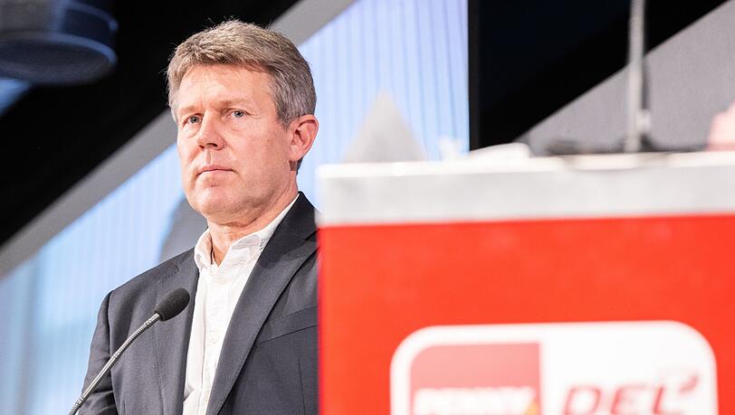 Gernot Tripcke spricht bei einer Pressekonferenz in Düsseldorf.