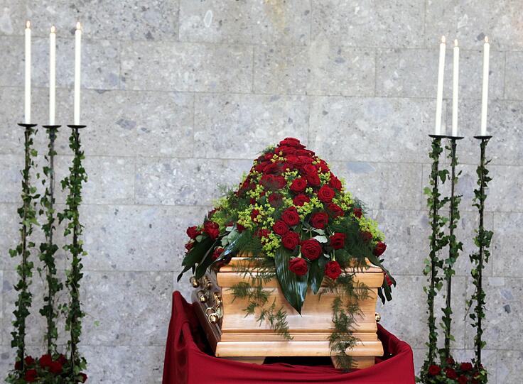Mit roten Rosen geschmückt: Der Sarg in der Straßlacher Peter und Paul Kirche