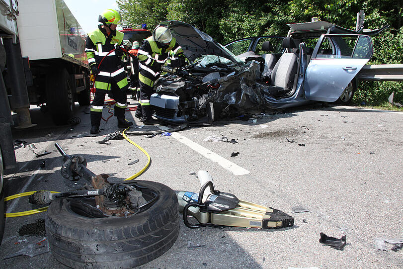 Schwerer Unfall bei Kraiburg - Bilder von der Unfallstelle