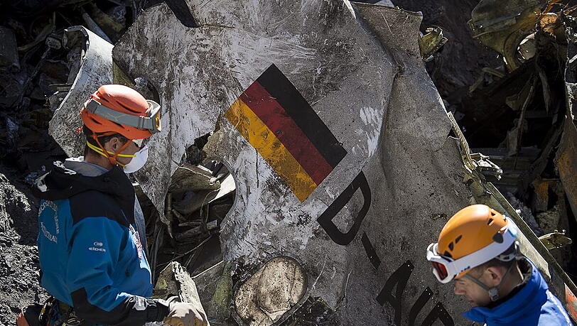 Die Einsatzkräfte bergen mit Atemschutzmasken größere Teile des zerschellten A320 der Germanwings. Die Einsatzkräfte bergen mit Atemschutzmasken größere Teile des zerschellten A320 der Germanwings.