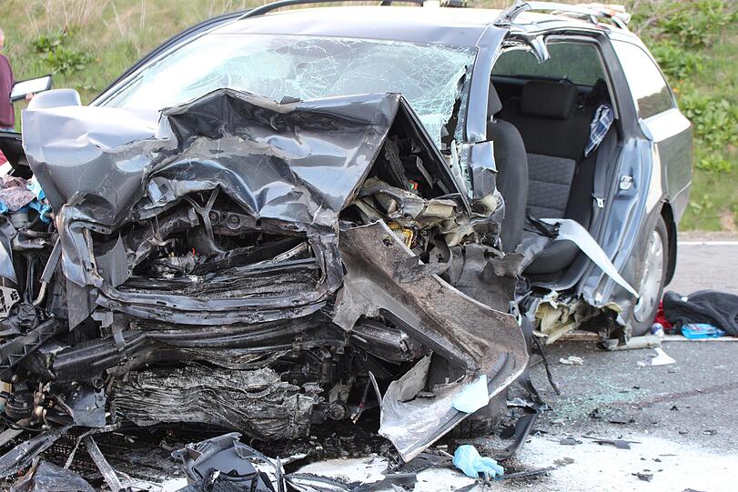 Bei dem Horror-Crash auf der B20 kam ein Mann ums Leben.