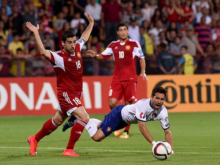 Henrich Mchitarjan/Armenien: Der Mittelfeldspieler von Manchester United ist bei großen Turnieren die Zuschauerrolle gewohnt.