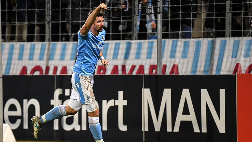JAN MAUERSBERGER: NOTE 3. Fehlpass in der Anfangsminute ins Seitenaus, verunglückter Rückpass auf Hiller. Ansonsten souverän und ein, zwei Mal Retter in nicht unwichtigen Spielsituationen. Und köpfte Sechzigs zweiten Treffer.