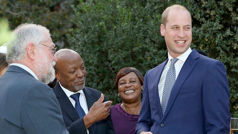 Prinz William (re) unterhält sich mit Calle Schlettwein (li.), Finanzminister Namibias, und Namibias Vizepräsident Nangolo Mbumba.