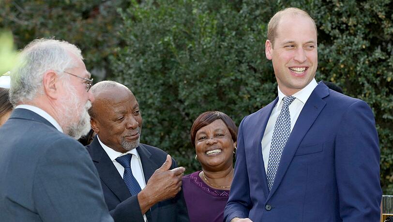 Prinz William (re) unterhält sich mit Calle Schlettwein (li.), Finanzminister Namibias, und Namibias Vizepräsident Nangolo Mbumba. Prinz William (re) unterhält sich mit Calle Schlettwein (li.), Finanzminister Namibias, und Namibias Vizepräsident Nangolo Mbumba.