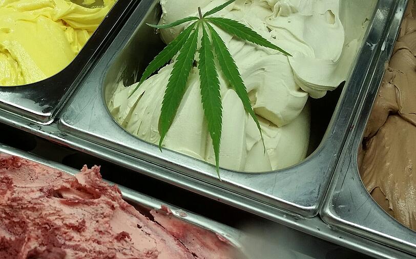 Ein neues Highlight: Das Cannabis Eis! "Mit Eiscreme in der Blutbahn, kannste fliegen wie n Truthahn", schreibt der Eismacher auf seiner Facebook-Seite.