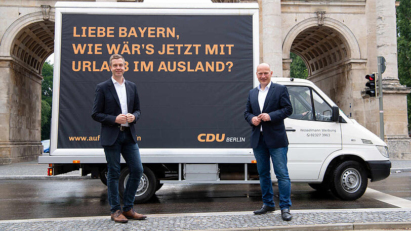 Kai Wegner (r.) und Stefan Evers stehen vor dem Siegestor in München.