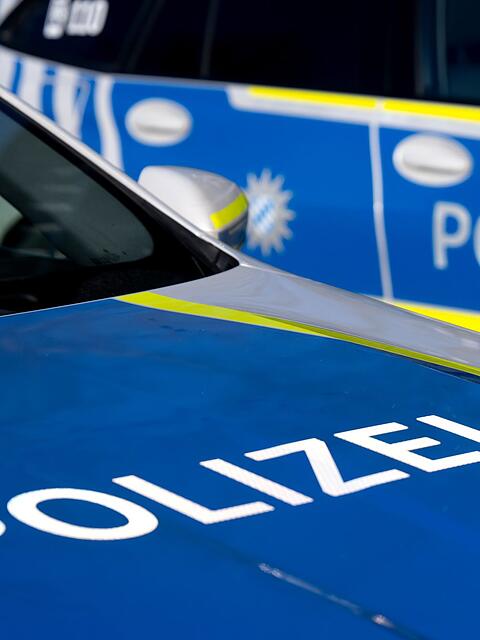 Weil ein Mann seinen Nachbarn mit einem Messer bedrohte, musste ein Großaufgebot der Polizei anrollen. (Symbolbild)