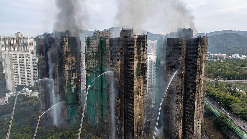 Auch fast 20 Stunden nach Ausbruch des Feuers kämpften die Einsatzkräfte noch gegen Flammen.
