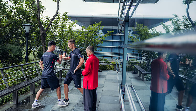 Pascal Wehrlein macht Tai Chi vor dem Rennen in China.