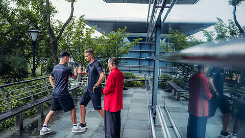 Pascal Wehrlein macht Tai Chi vor dem Rennen in China.