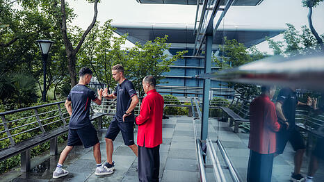 Pascal Wehrlein macht Tai Chi vor dem Rennen in China.