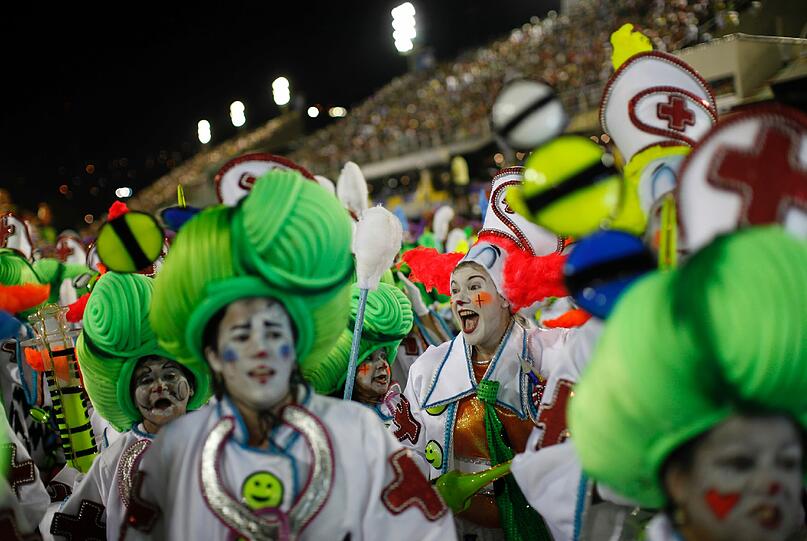 In der Stadt am Zuckerhut ist der "Carnaval 2012" auf seinem Höhepunkt: Zehntausende Tänzer, Tänzerinnen und Trommler zogen in der Nacht zum Dienstag erneut mit riesigen Motivwagen durch Rios Sambódromo an begeisterten Zuschauern vorbei - sehen Sie hier die Bilder...